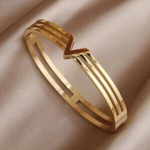 Gold letter V design openable bracelet